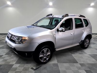 une photo d'une dacia argentée garée dans une pièce