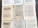 plusieurs vieux livres sont empilés sur une table