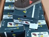une boîte de chaussures empilées les unes sur les autres