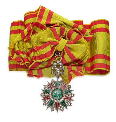 ruban rayé jaune et rouge orné d'une étoile