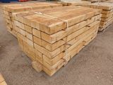 plusieurs piles de planches de bois empilées les unes sur les autres dans un entrepôt