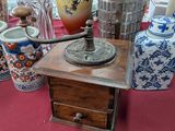 de nombreux vases et bocaux posés sur une table recouverte d'une nappe rouge