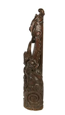 une image représentant une sculpture en bois sur laquelle est perché un oiseau
