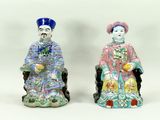 paire de figurines chinoises représentant un homme et une femme assis sur une chaise