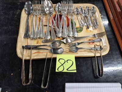 un plateau d'argenterie posé sur une table, avec une étiquette de prix dessus