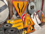 de nombreux panneaux de signalisation qui traînent par terre