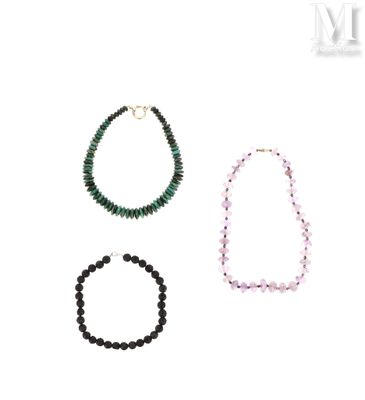 trois colliers de couleurs et de formes différentes sur un fond blanc
