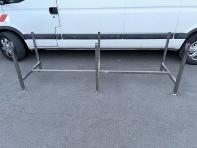 1 Grand piètement en inox pouvant porter un plateau de grand…