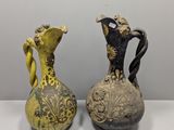 deux vases sont posés côte à côte sur une surface blanche