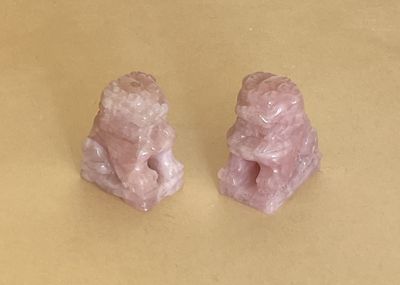 deux morceaux de quartz rose posés sur une table