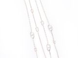 un gros plan d'un collier avec une chaîne sur fond blanc
