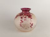 un petit vase en verre orné d'un motif de fleurs roses