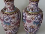 deux vases posés sur une table
