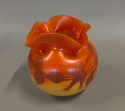 Etablissements LEGRAS. Vase en verre multicouche en camaïeu …