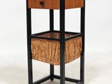 une photo d'une table d'appoint en bois et en métal, sur laquelle est posé un panier