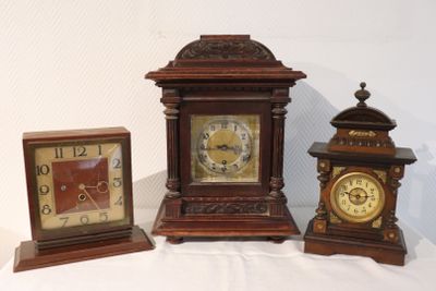 trois horloges posées les unes à côté des autres sur une table