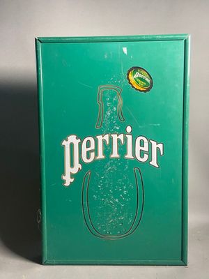une boîte verte sur laquelle figure une bouteille de Perrier