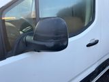 une camionnette blanche garée sur le bord de la route