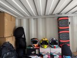 beaucoup de bagages à l'arrière d'un camion de déménagement