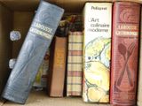 une boîte pleine de livres posés les uns sur les autres
