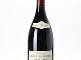 une bouteille de vin posée sur une table