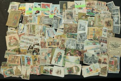 un lot de vieilles cartes postales posées sur une table