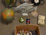 une boîte contenant divers objets, posée par terre à côté d'un miroir