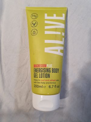 un gros plan d'un tube de lait corporel posé sur une surface blanche