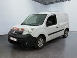La petite camionnette blanche est garée dans une grande pièce.
