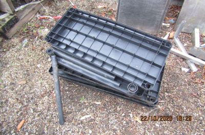 une caisse noire posée par terre à côté d'une chaise
