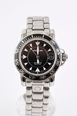 gros plan d'une montre-bracelet sur une surface blanche