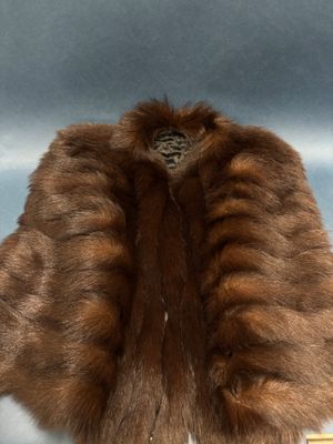 un manteau de fourrure marron exposé sur une table