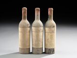 trois bouteilles de vin posées l'une à côté de l'autre sur une table