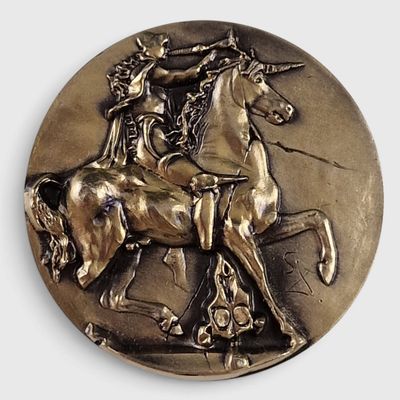 un médaillon en bronze représentant un cheval et son cavalier