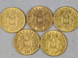 quatre souverains d'or, dont l'un porte des armoiries et l'autre une couronne