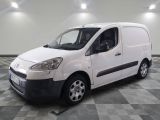 la camionnette blanche est garée sur le sol en damier d'une pièce