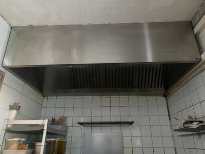 une cuisine équipée d'une cuisinière, d'un four et d'un réfrigérateur