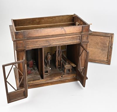 une petite boîte en bois contenant une poupée