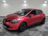 une voiture rouge garée sur le sol en damier d'un garage