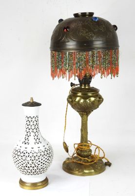 Ancienne Lampe à Pétrole En Bronze Avec Fleurs émaillées En Relief - Déco Rétro Industrielle