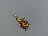 une petite tortue assise sur une table