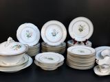 un grand nombre d'assiettes posées sur une table