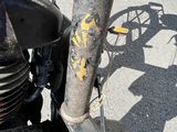 un gros plan d'une vieille moto dans la rue