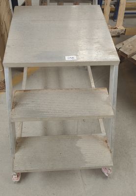 une table surmontée d'une étagère