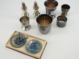 un plateau avec des tasses et des cuillères en argent posé sur une table