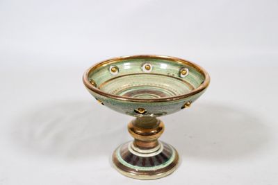 un petit bol vert posé sur une table