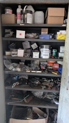 une armoire remplie d'objets divers dans un garage