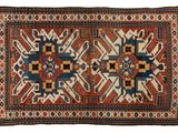 un vieux tapis aux motifs géométriques sur fond blanc