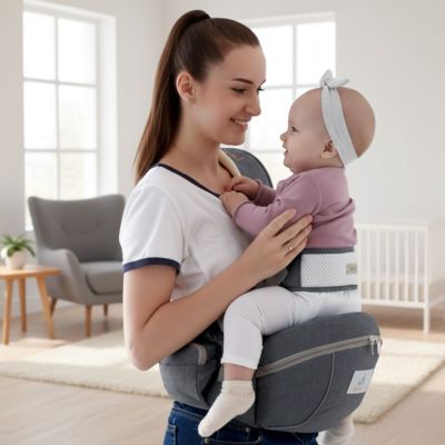 une femme qui tient un bébé dans un porte-bébé