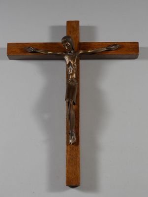 une croix en bois sur laquelle est fixé un crucifix